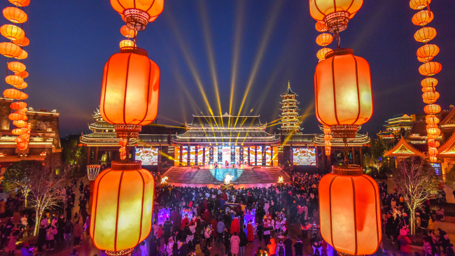 Njerëzit shikojnë një shfaqje në Jingzhou, Provinca Hubei e Kinës qendrore më 1 janar 2021