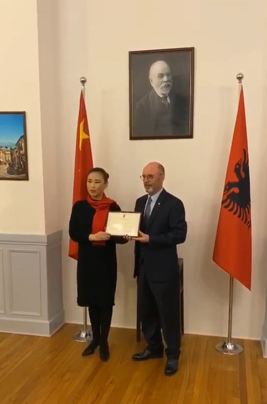 Ambasadori shqiptar në Kinë u dërgoi Zhang Na-së dhe miqve të saj letër falenderimi