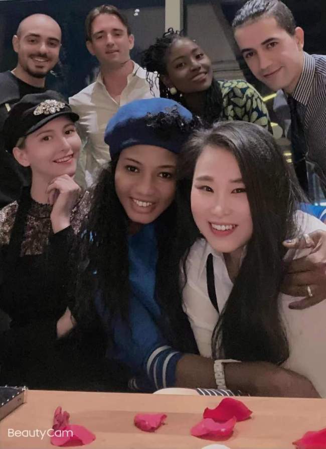Zhang Na dhe miqtë e saj e vendeve të ndryshme