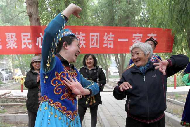 Xinjiang, banorë të grupeve të kombësive të ndryshme