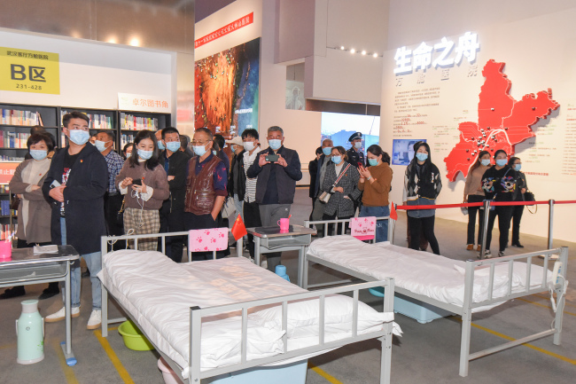 Vizitorë në ekspozitën e luftës anti-epidemike në Wuhan(Foto nga VCG)