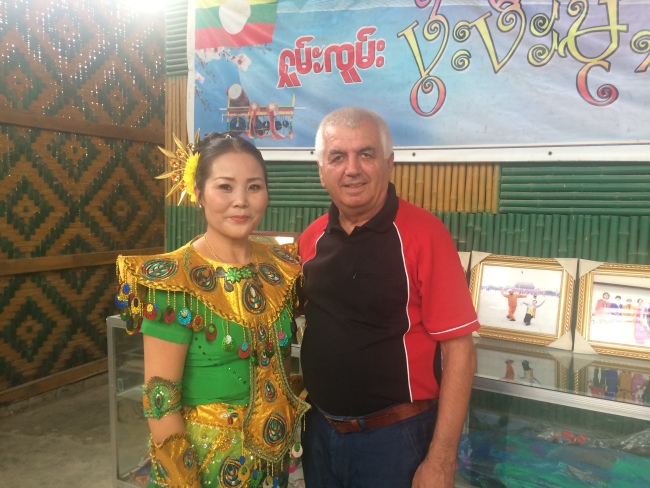 Sejmen Gjokoli me një artiste të folkut kinez