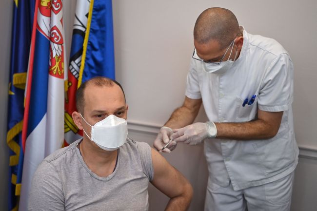 Ministri i shëndetit i Serbisë Zlatibor Loncar është vaksinuar me vaksinën kineze, Sinopharm.
