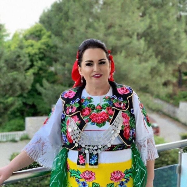 Fatmira Brecani me kostum popullor