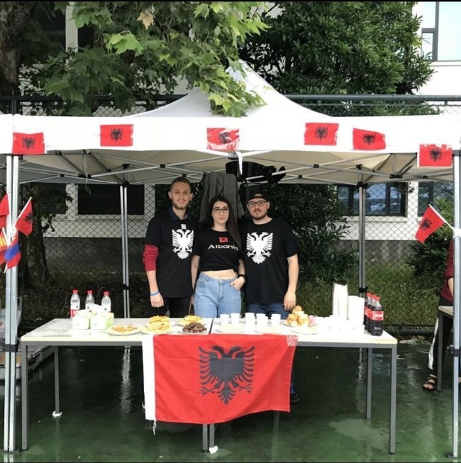 Niko gjate nje aktiviteti prezantues të Shqipërisë me studente te tjere