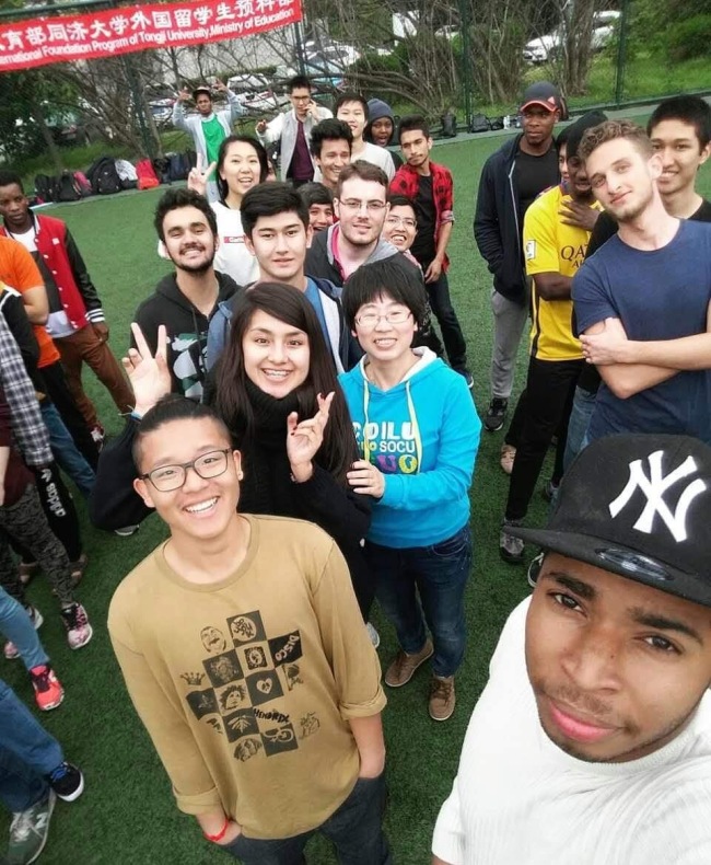 Niko Papadhima me studentë të tjerë në Shangai