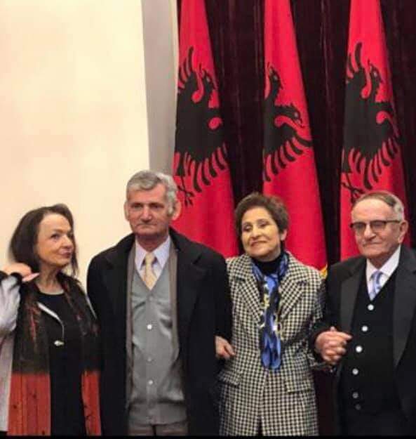 Alida Hisku dhe artistë gjatë dekorimit në Presidencë
