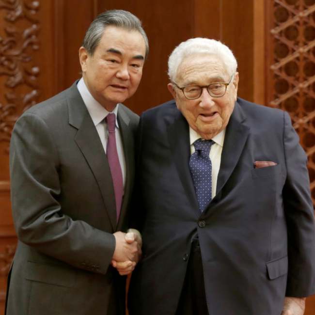 Henry Kissinger dhe Ministri i jashtëm i Kinës Wang Yi