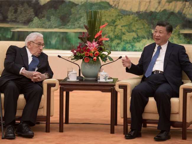 Presidenti i Kinës Xi Jinping dhe Henry Kissinger