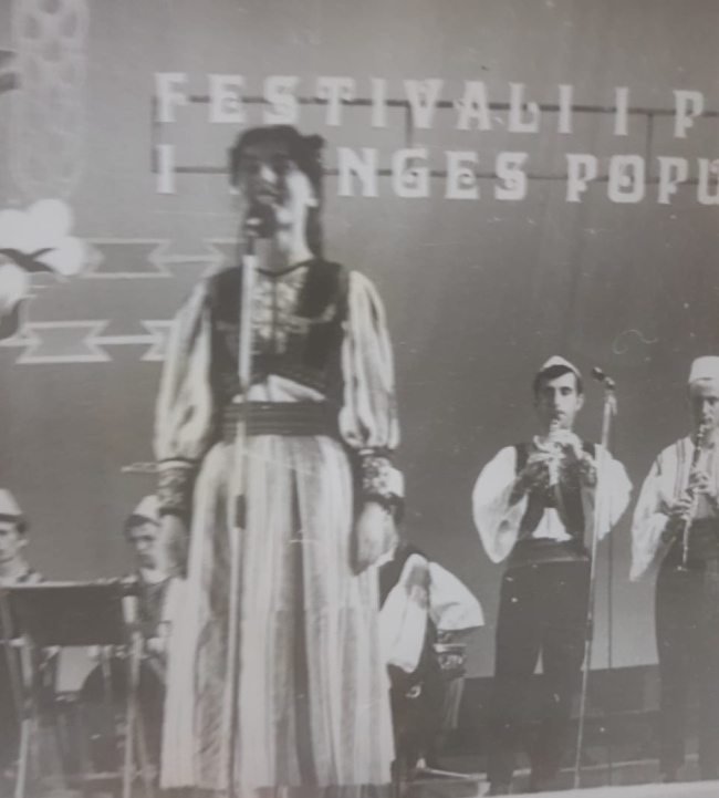 Elida Korreshi ne festivalin e kenges popullore