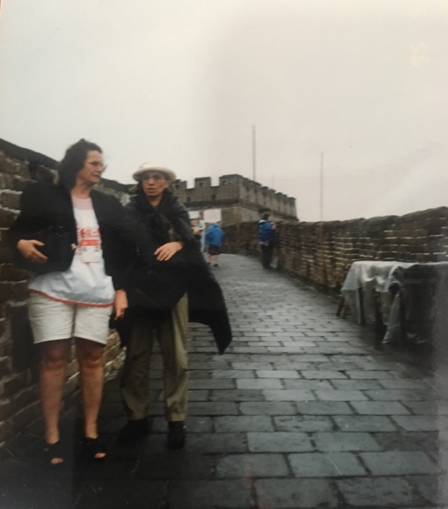 Flutura Xhabija dhe Eleni Laperi ne Murin e Madh Kinez