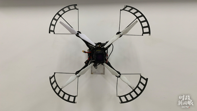 Sistemi i pozicionimit pamor të dronëve kapërcen kufizimin teknologjik të dronëve në një mjedis të ngushtë, të errët e me pluhur dhe mund të përdoret për garantimin e sigurisë territoriale. (foto nga Duan Dewen i CMG-së).