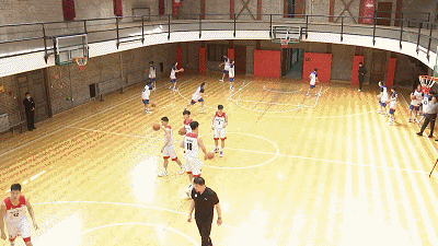 Ekipi i basketbollit i Universitetit Tsinghua në stërvitje (foto nga Zhong Rui i CMG-së)