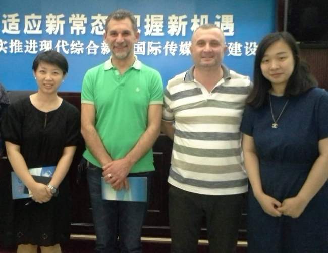Armand Plaka me kolege të seksionit shqip të CMG në Pekin