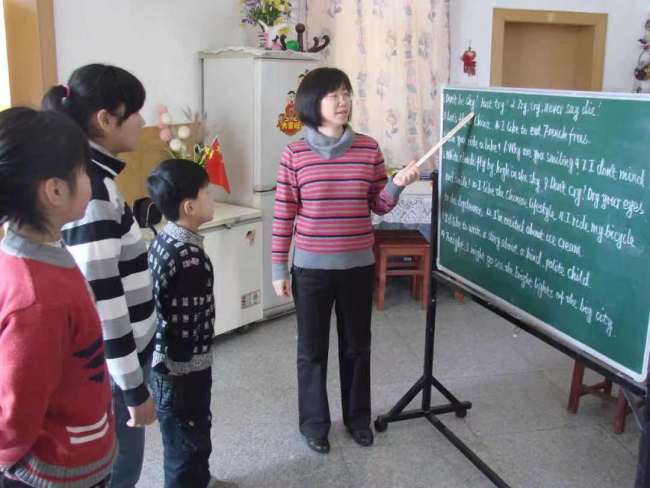 Li Guiying mëson fëmijë anglishte(Foto:CGTN)