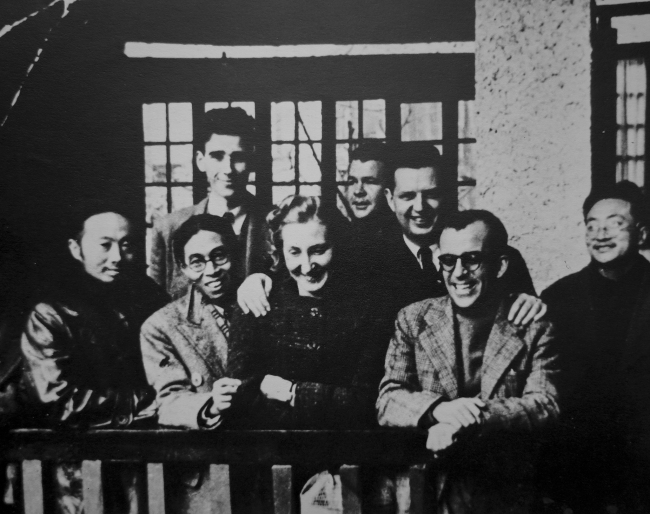Epstein-i dhe dijetarë kinezë në Chongqing në vitin 1945/ foto nga "People Vision"