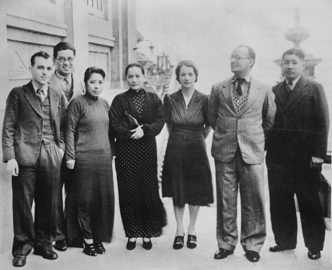 Song Qingling, Bashkëshortja e Sun Yat-sen-it, dhe anëtarët e Komitetit Qendror të Ligës së Mbrojtjes së Kinës në vitin 1938 (I pari majtas është Epstein)/ foto nga "People Vision"