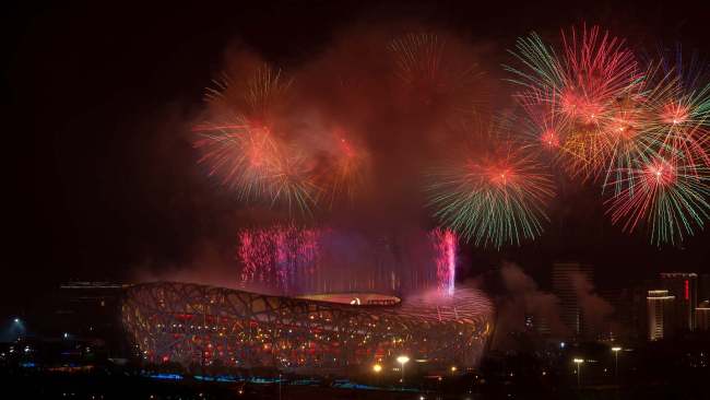 Fishekzjarret mbi Stadiumin Kombëtar të Pekinit. /CFP