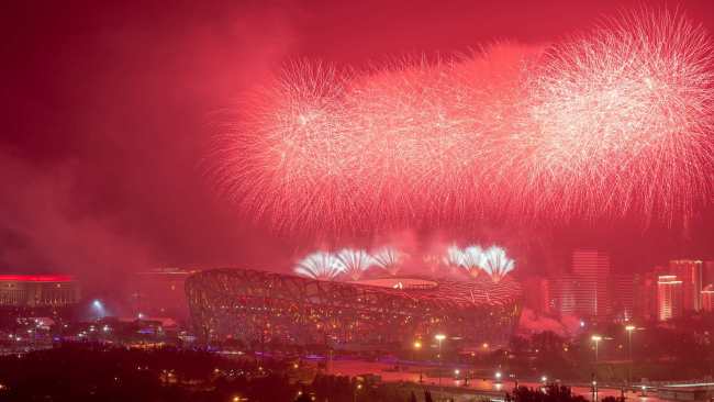 Fishekzjarret mbi Stadiumin Kombëtar të Pekinit. /CFP