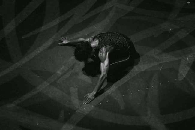 Spartak Hoxha duke interpretuar me trupën e Baletit të Nju Jorkut (TV Klan)