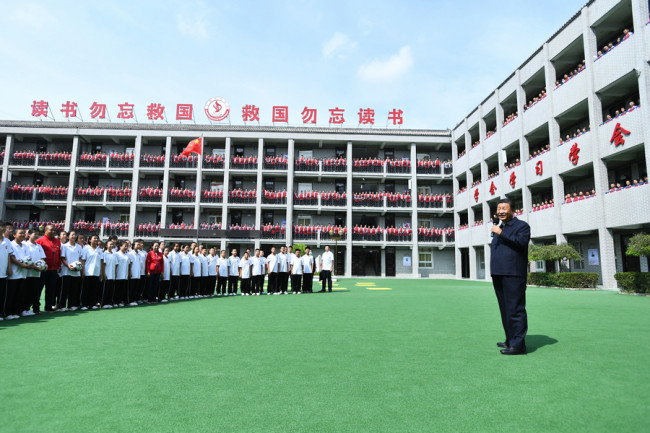 Xi Jinping vizitoi shkollën e mesme eksperimentale të Suide-së/Xinhua