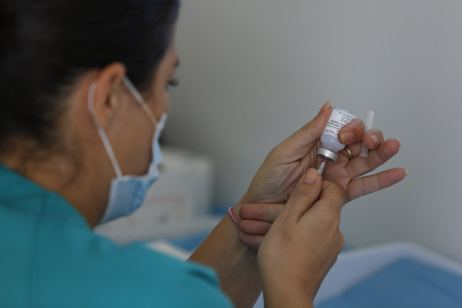 Një infermiere u përgatit për vaksinimin e të rinjve në Granada të Spanjës, më 30 gusht 2021./VCG