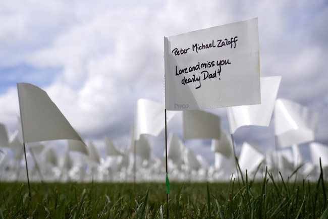 Flamurë të bardhë në kujtim të viktimave prej COVID-19, Uashinton (VCG)