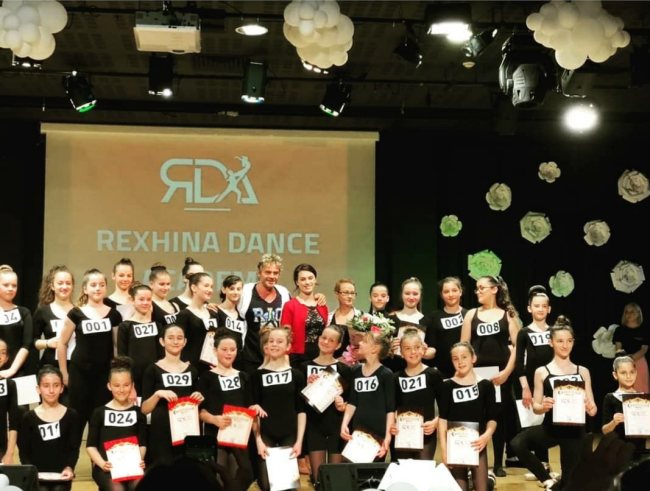 Rexhina Çuko në akademinë e saj të vallëzimit me nxënësit