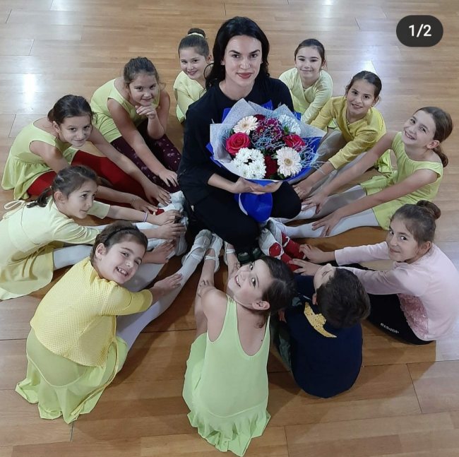 Rexhina Çuko me nxënësit e akademisë së vallëzimit