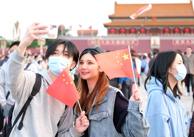 Banorët që erdhën në Pekin për të parë ceremoninë e ngritjes së flamurit, 1 tetor, Pekin(VCG)