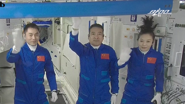 Astronautët kinezë Ye Guangfu (majtas), Zhai Zhigang (mes) dhe Wang Yaping do të qendrojnë në stacionin hapësinor të inës për gjashtë muaj./ CFP