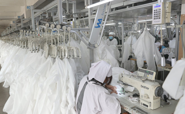 Fabrika e prodhimit të veshjeve mbrojtëse në Kinë(VCG)