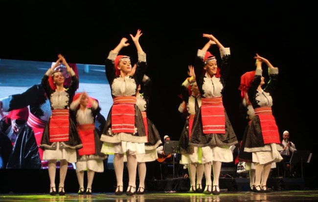 Valletaret e ansamblit gjate nje performance (facebook)