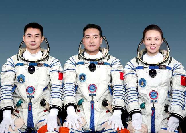 Foto: Ekuipazhi i “Shenzhou-13” Ye Guangfu (majtas), Zhai Zhigang (qendër) dhe Wang Yaping (djathtas). /CFP