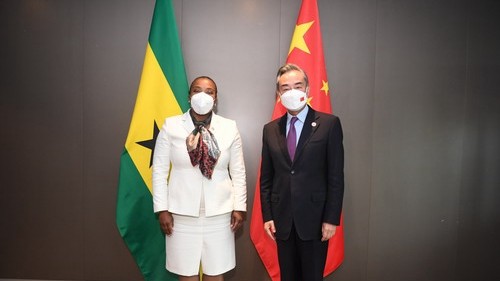 Foto: Këshilltari i Shtetit dhe ministri i Jashtëm kinez Wang Yi (djathtas) takohet me ministren e Jashtme të Sao Tome dhe Principe, Edite Ten Jua, në kryeqytetin e Senegalit Dakar, 2 dhjetor 2021. /Ministria e Jashtme kineze