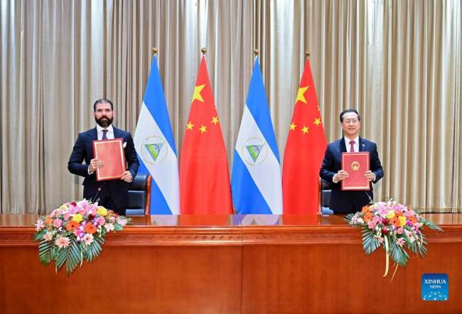 Kina dhe Nikaragua nënshkruajnë komunikatën e përbashkët për rivendosjen e marrëdhënieve diplomatike ndërmjet Republikës Popullore të Kinës dhe Republikës së Nikaraguas në Tianjin të Kinës Veriore, 10 dhjetor 2021. (Xinhua)