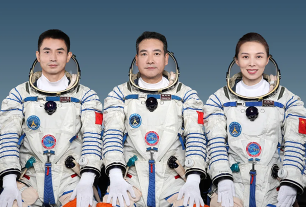 Kozmonautët kinezë Ye Guangfu, Zhai Zhigang dhe Wang Yaping (nga majtas djathtas)
