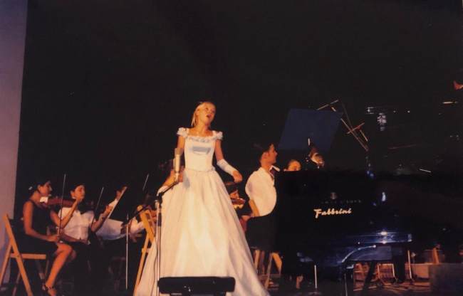 Mira Janji gjatë interpretimit të muzikës klasike (Foto nga Instagrami)
