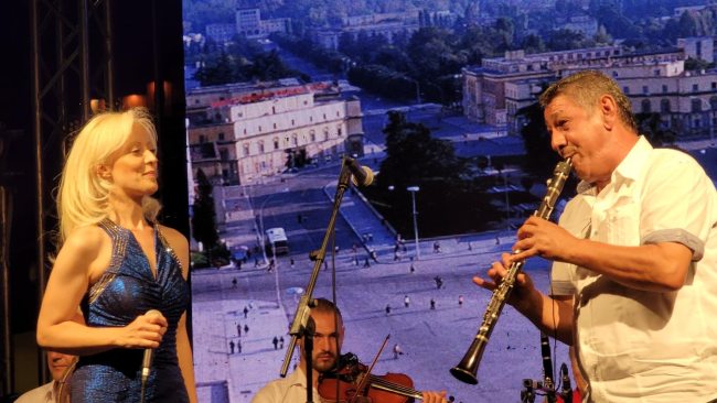 Artistet e asnamblit Tirana-Tirona All Stars gjate nje koncerti (Facebook)