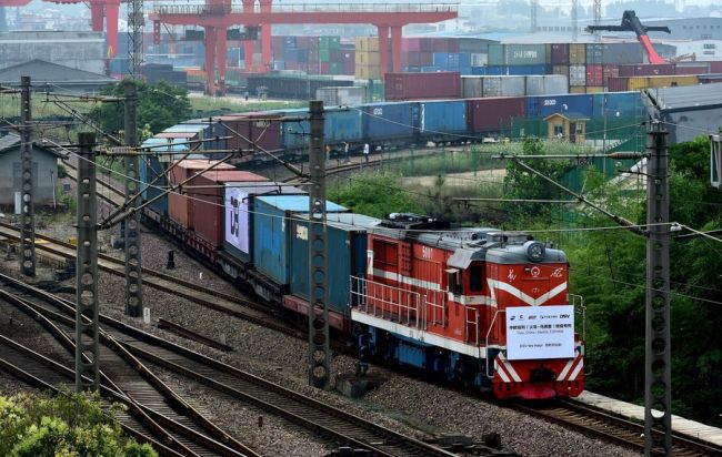 Foto: Një tren Kinë-Europë me produkte mjekësore për në Madrid është duke larguar nga qyteti Yiwu i provincës Zhejiang, 5 maj 2020 (Xinhua)