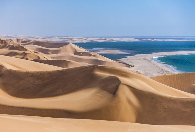 Rëra e shkretëtirës kur takohet me detin, (Foto: Vernicirioverde)
