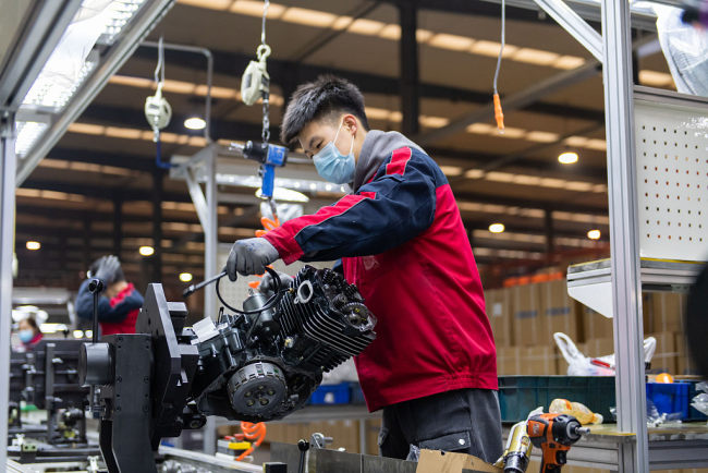 Më 17 janar 2022, një punëtor ishte i zënë në montimin e motorit të motoçikletës në një fabrikë për tregtinë e jasthme në qytetin Chongqing të Kinës Jugperëndimore/ VCG