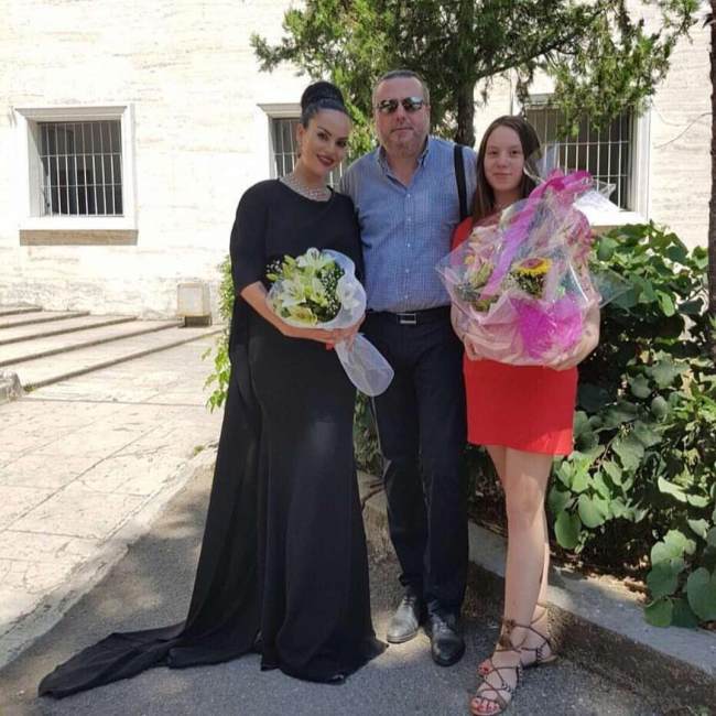 Stefi Prifti me dy vajzat (Foto nga facebook)