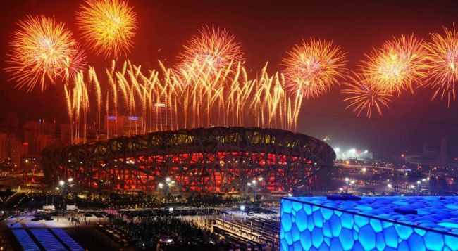 Fotografia e bërë më 8 gusht 2008 pasqyron shfaqjen e fishekzjarrit gjatë ceremonisë së hapjes të Lojërave Olimpike të Pekinit në Stadiumin Kombëtar./Xinhua