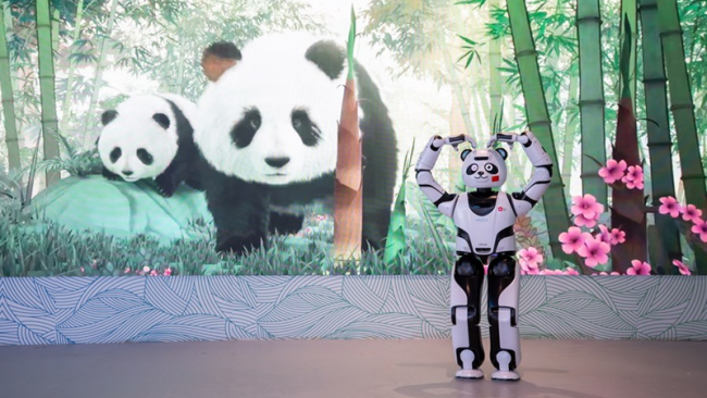 Foto: Panda robot "Youyou" pozon me një shenjë zemre në Pavijonin e Kinës në “Expo 2020” në Dubai të Emirateve të Bashkuara, 20 tetor 2021 (Xinhua)