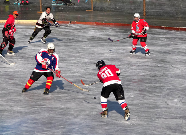 Njerëzit luajnë hokej mbi akull në parkun “Yuyuantan”, Pekin (Foto:VCG)