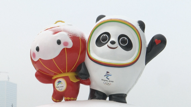 Foto: Skulpturat e maskotëve të Lojërave Olimpike Dimërore 2022, Bing Dwen Dwen (një pandë akulli) dhe Shuey Rhon Rhon (një fener tradicional kinez) në ekspozim në qendër të Pekinit. (Foto:VCG)
