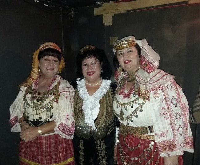 Irini Qirjako me kengetaret Valdete Hoxha dhe Sabahete Visnja (Facebook)
