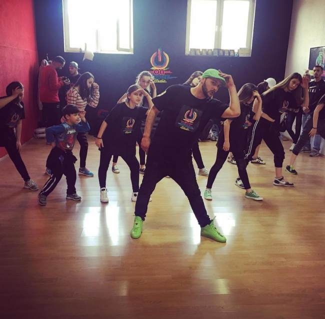 Bennito në studion e kërcimit në Zvicër (Foto nga Instagram)