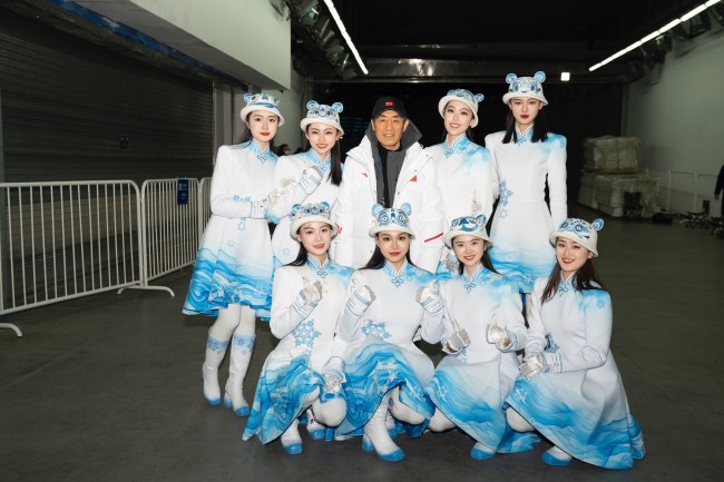 Shoqërueset dhe drejtori i përgjithëm i ceremonisë së hapjes të Lojërave Olimpike Dimërore të Pekinit Zhang Yimou